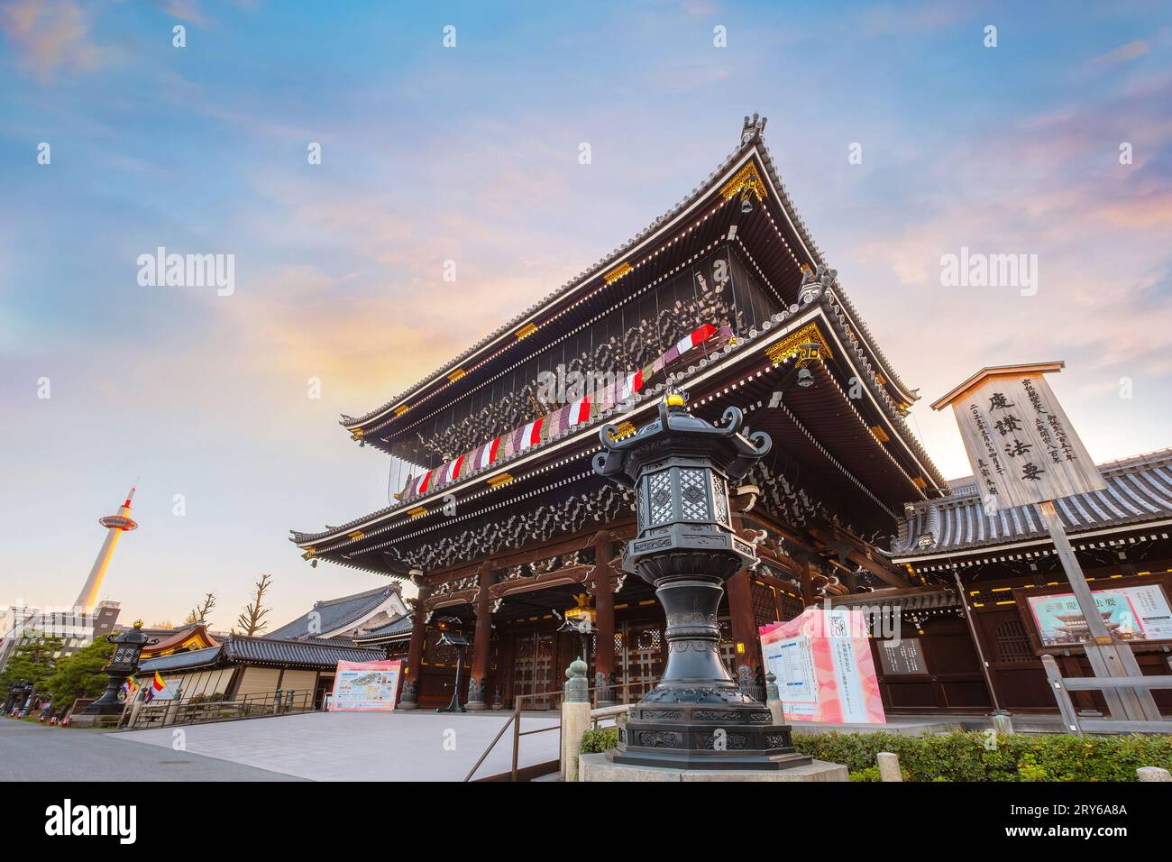 Kyoto, Giappone - marzo 28 2023: Tempio Higashi Honganji situato al centro di Kyoto, una delle due sotto-sette dominanti del Buddhismo Shin in in Giappone e dell'abr Foto Stock