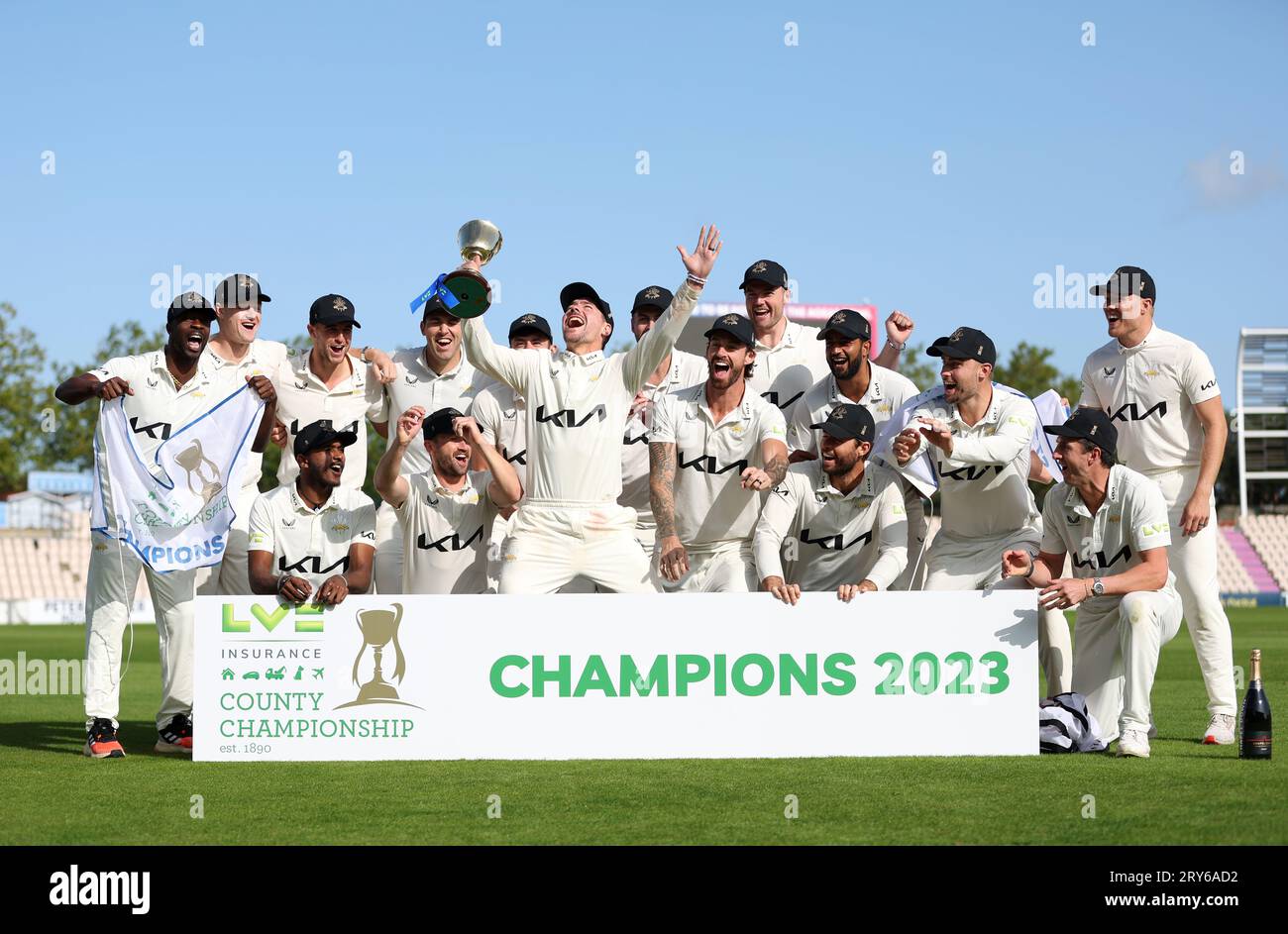 Il capitano del Surrey Rory Burns, con i compagni di squadra, solleva il trofeo di Division One dopo il quarto giorno della partita del LV= Insurance County Championship all'Ageas Bowl di Southampton. Data immagine: Venerdì 29 settembre 2023. Foto Stock