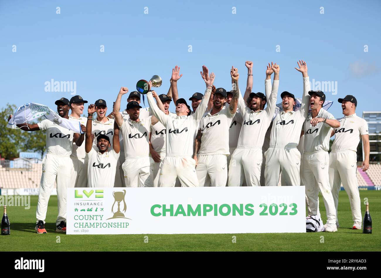 Il capitano del Surrey Rory Burns, con i compagni di squadra, solleva il trofeo di Division One dopo il quarto giorno della partita del LV= Insurance County Championship all'Ageas Bowl di Southampton. Data immagine: Venerdì 29 settembre 2023. Foto Stock