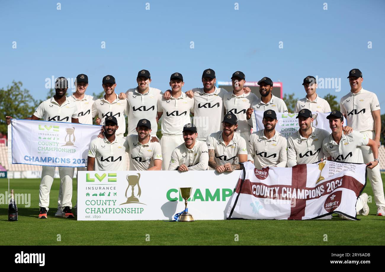 Il capitano del Surrey, Rory Burns, in squadra, si pone con il trofeo di divisione uno dopo il quarto giorno della partita del LV= Insurance County Championship all'Ageas Bowl, Southampton. Data immagine: Venerdì 29 settembre 2023. Foto Stock
