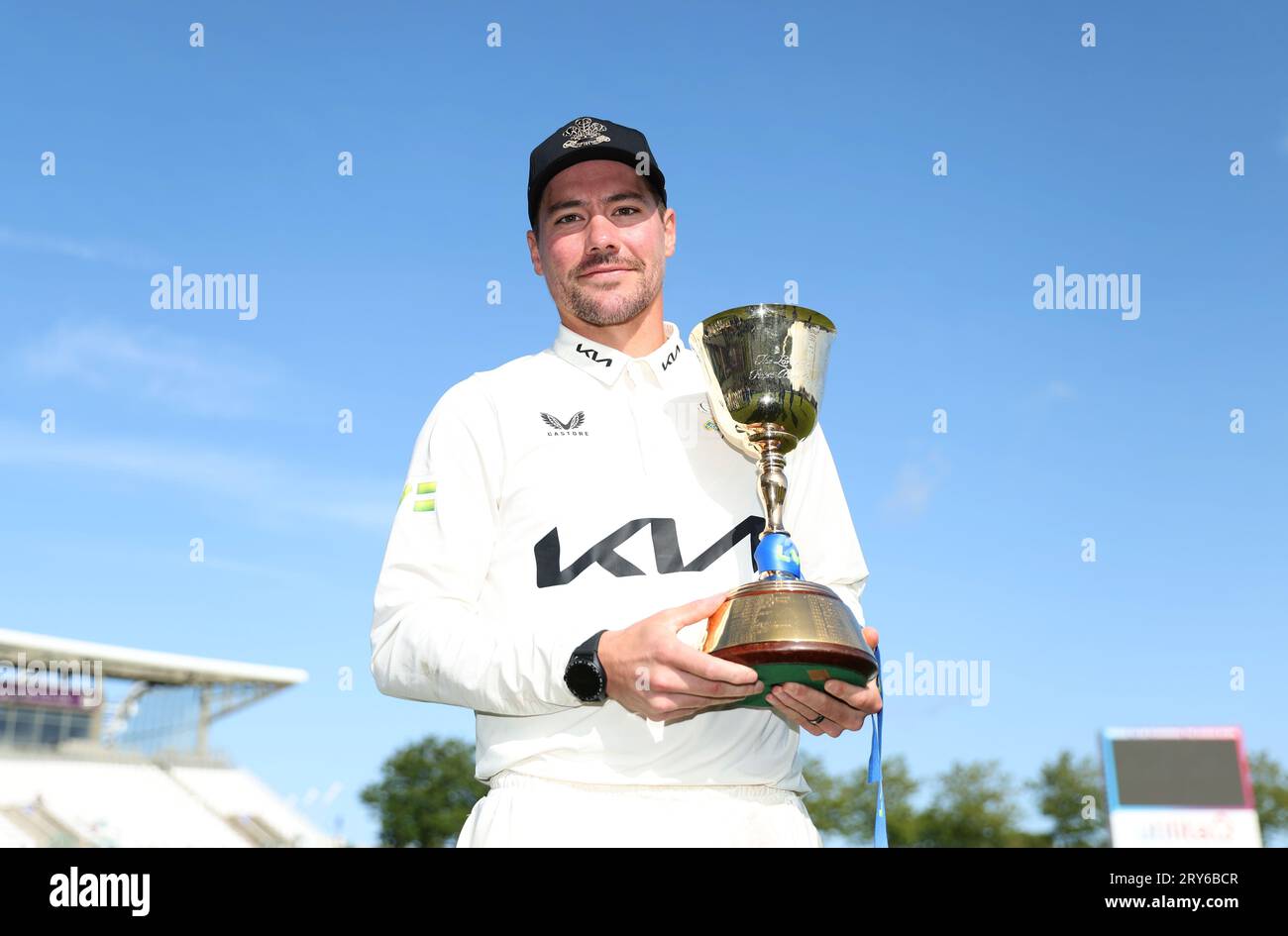 Il capitano del Surrey Rory Burns si pone con il trofeo di divisione uno dopo il quarto giorno della partita LV= Insurance County Championship all'Ageas Bowl di Southampton. Data immagine: Venerdì 29 settembre 2023. Foto Stock