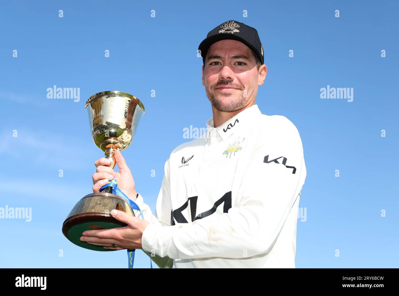 Il capitano del Surrey Rory Burns si pone con il trofeo di divisione uno dopo il quarto giorno della partita LV= Insurance County Championship all'Ageas Bowl di Southampton. Data immagine: Venerdì 29 settembre 2023. Foto Stock