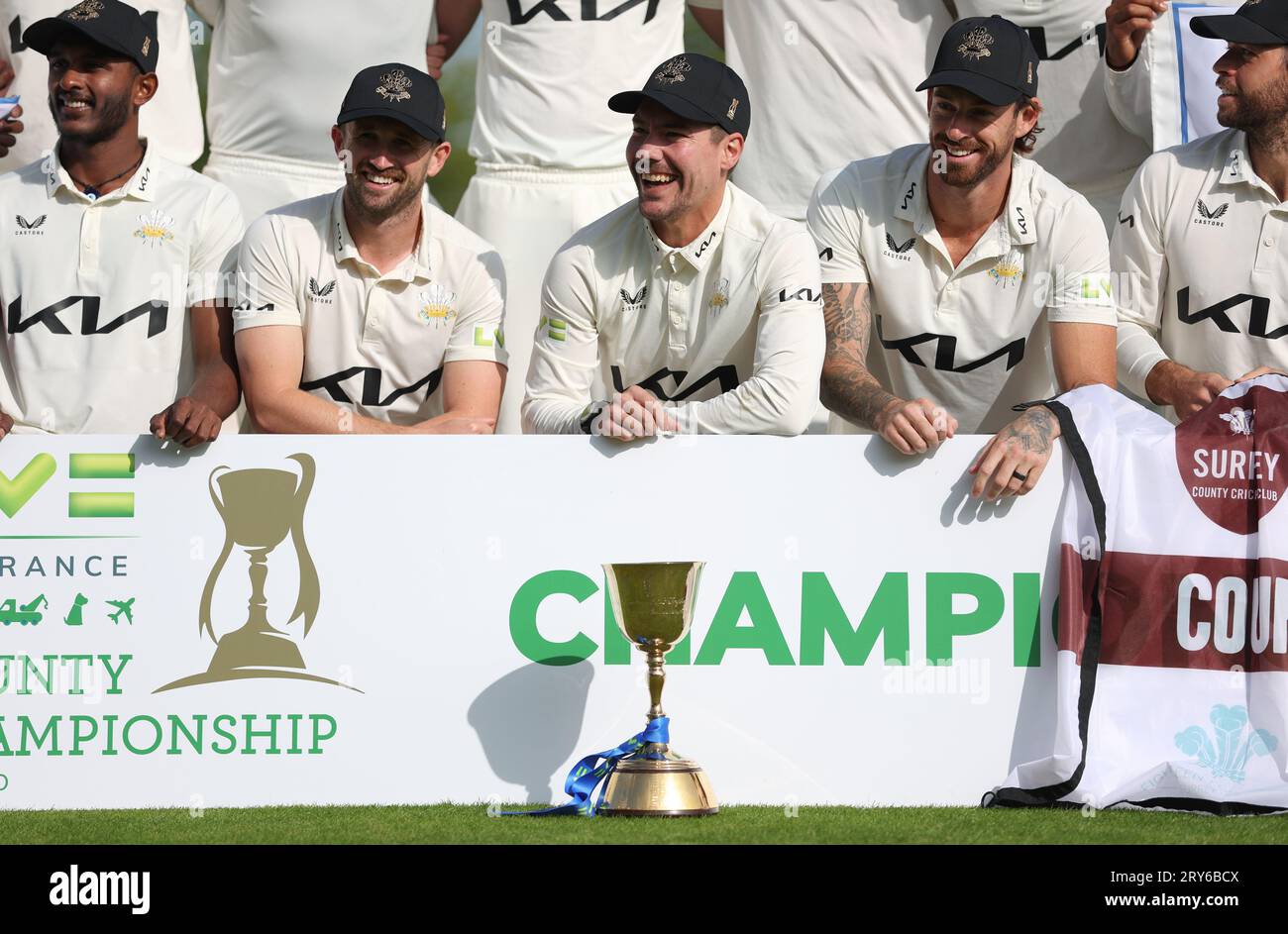 Il capitano del Surrey, Rory Burns, in squadra, si pone con il trofeo di divisione uno dopo il quarto giorno della partita del LV= Insurance County Championship all'Ageas Bowl, Southampton. Data immagine: Venerdì 29 settembre 2023. Foto Stock