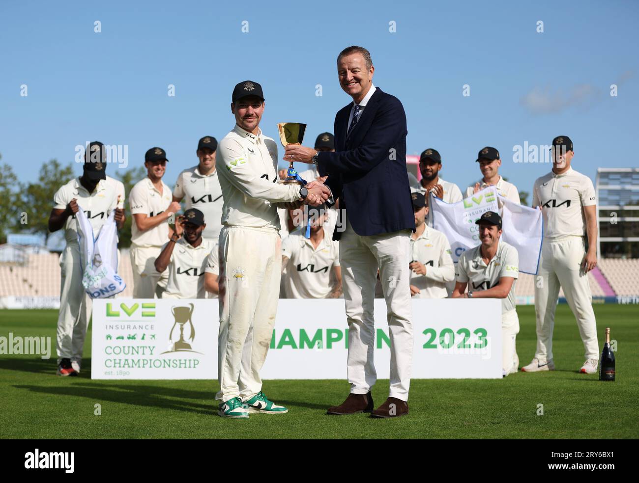 Il capitano del Surrey Rory Burns riceve il trofeo di divisione uno dall'Inghilterra e dal Galles Cricket Board, Richard Thompson dopo il quarto giorno della partita del LV= Insurance County Championship all'Ageas Bowl di Southampton. Data immagine: Venerdì 29 settembre 2023. Foto Stock
