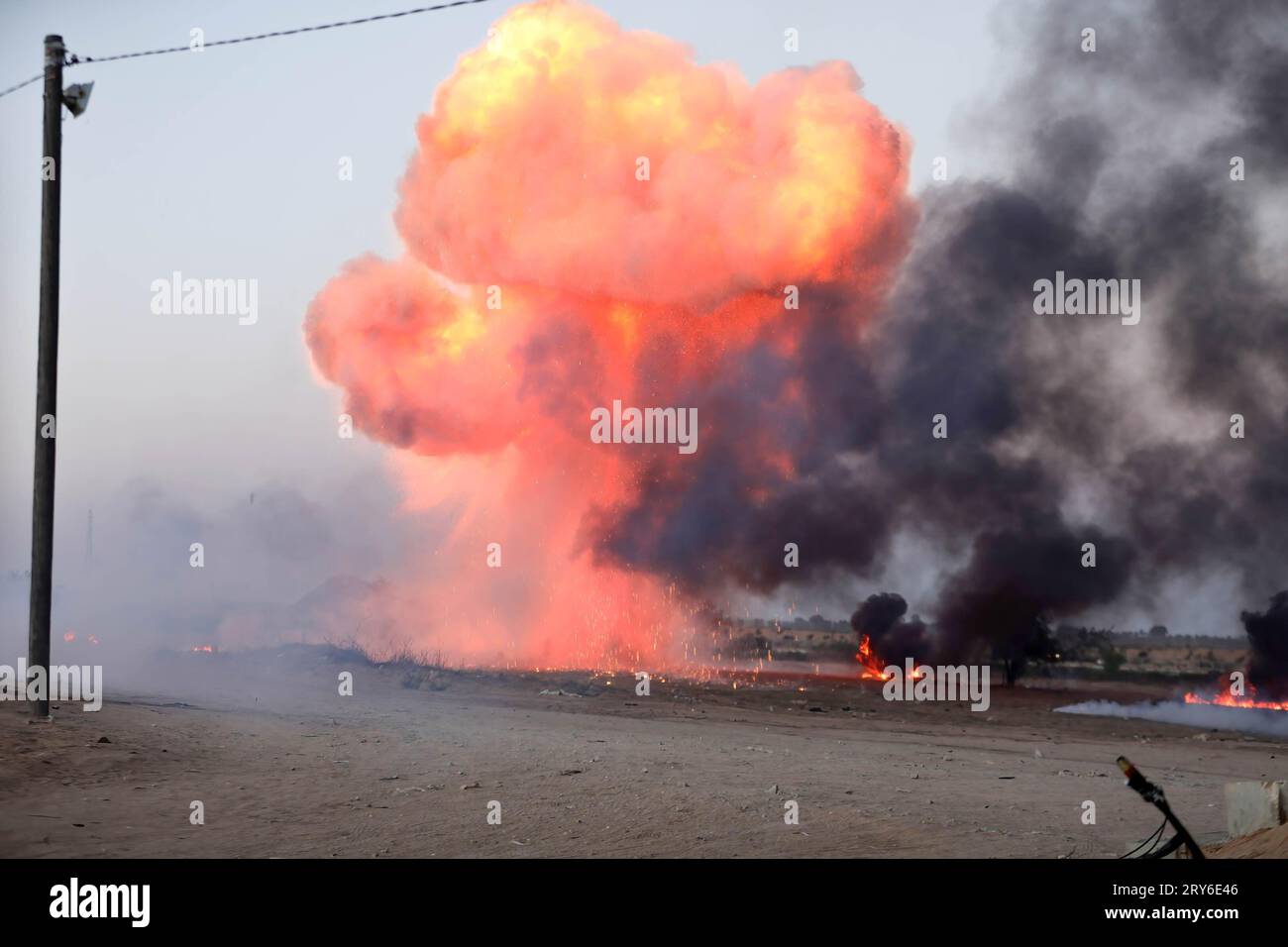 I palestinesi detonano ordigni esplosivi improvvisati durante gli scontri con le forze di sicurezza israeliane lungo il confine con Israele, a est della città di Khan Yunis, nella Striscia di Gaza meridionale. Foto Stock