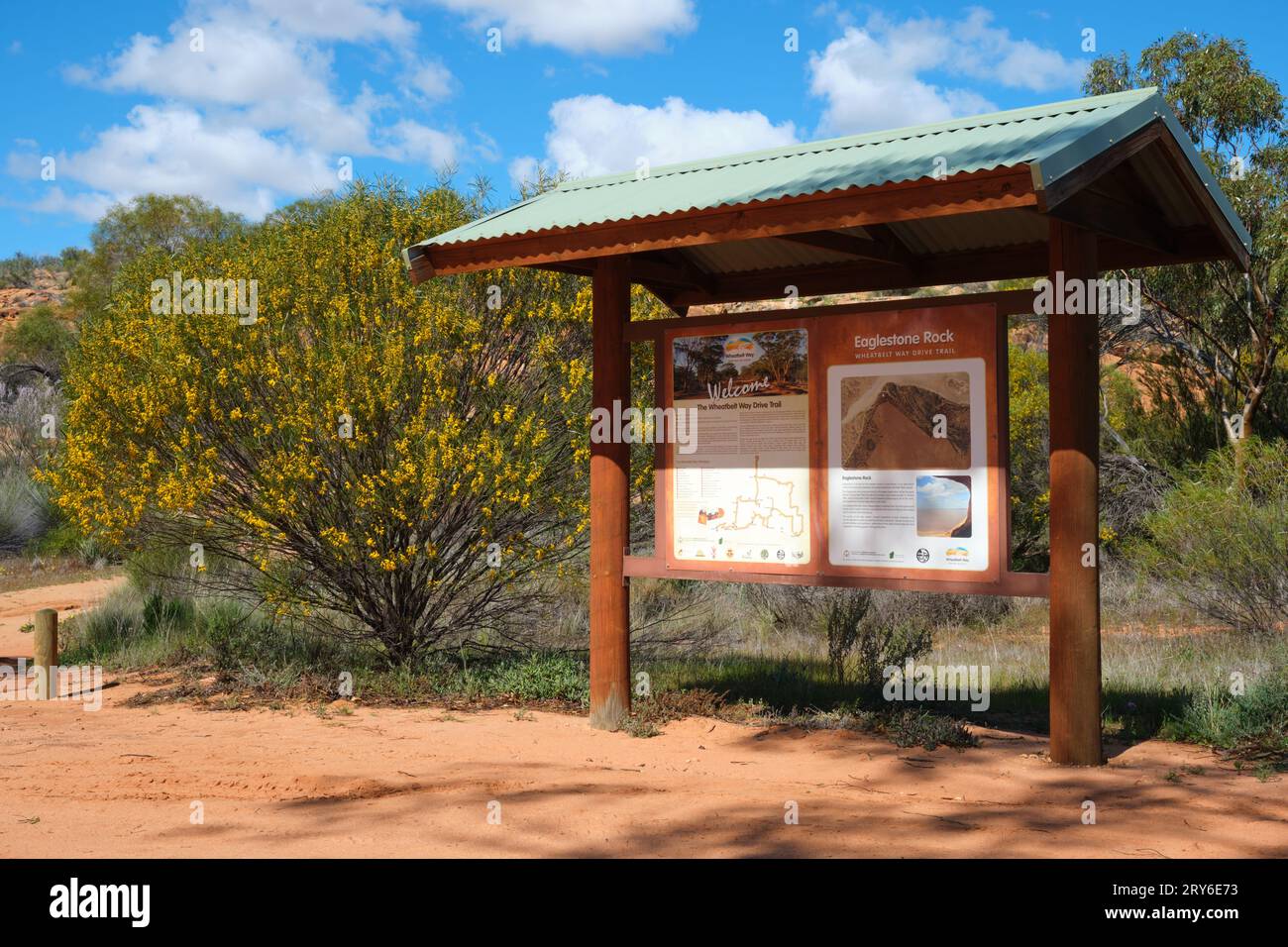 Un cartello interpretativo a Eaglestone Rock accanto a uno stabilimento di wattle nella regione di Wheatbelt nell'Australia Occidentale, parte del Wheatbelt Way Drive Trail. Foto Stock