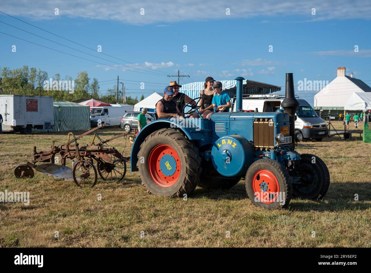 Trattore d'epoca Lanz Bulldog a una gara di aratura in Francia Foto Stock