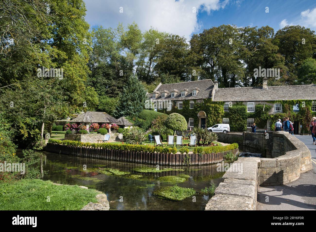 Bibury è un affascinante villaggio tipico di Cotswold, a breve distanza in auto da Cirencester. Foto Stock