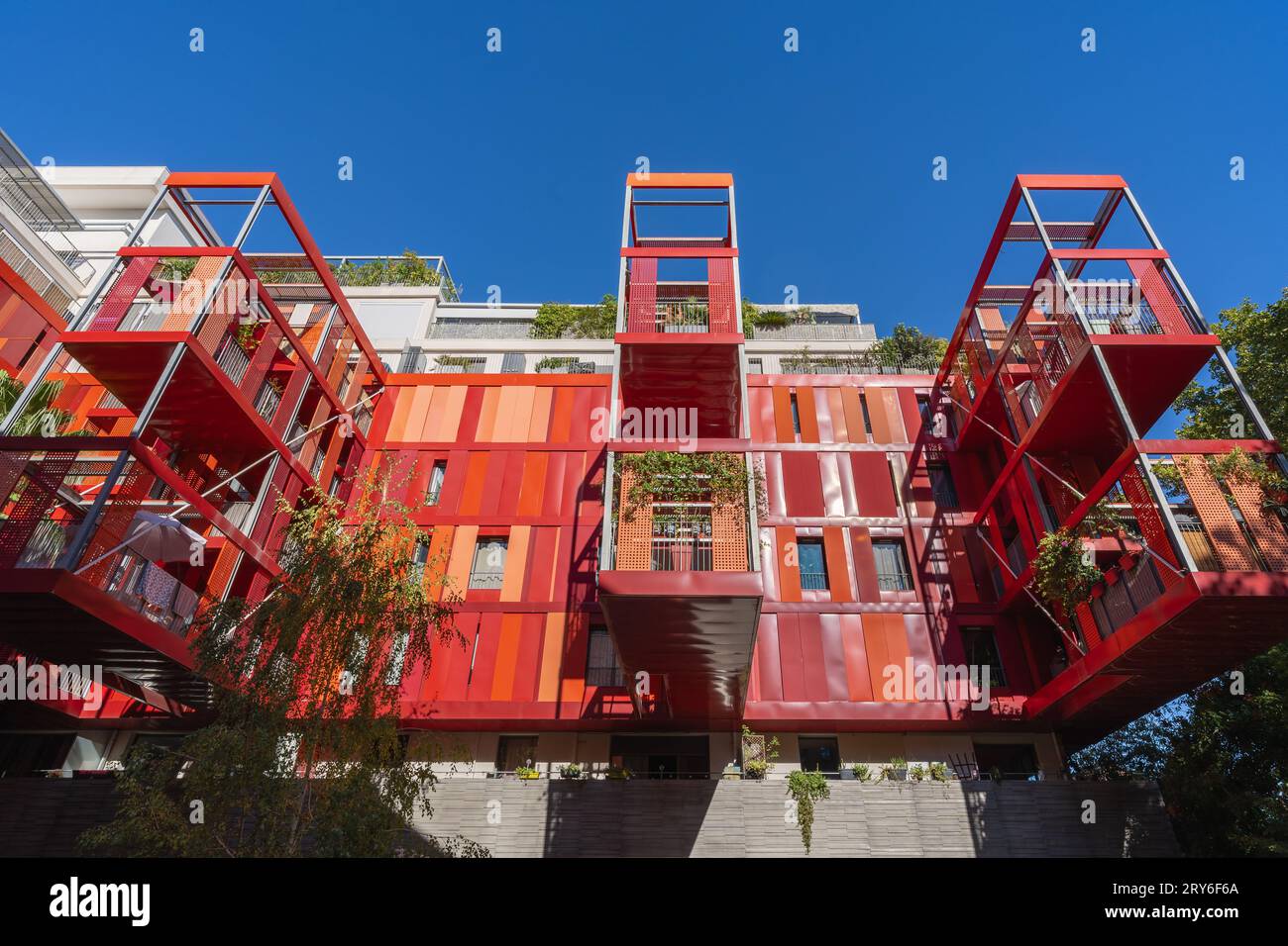 Montpellier, Francia - 09 25 2023 : Vista frontale della facciata rossa luminosa dell'edificio di appartamenti Version Rubis - architettura moderna di Jean-Paul Viguier Foto Stock