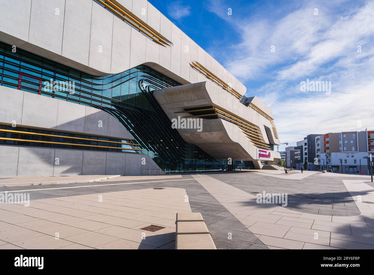 Montpellier, Francia - 09 28 2023: Veduta della facciata della biblioteca e degli archivi Pierresvives - architettura contemporanea di Zaha Hadid Foto Stock