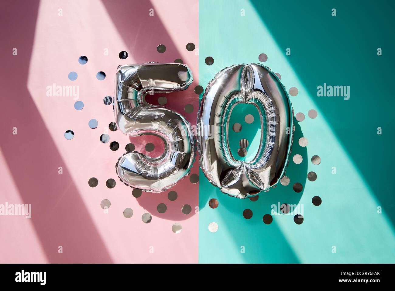 Silver Numbers 50 palloncini da cinquant'anni Sunlight Pink sfondo turchese Foto Stock