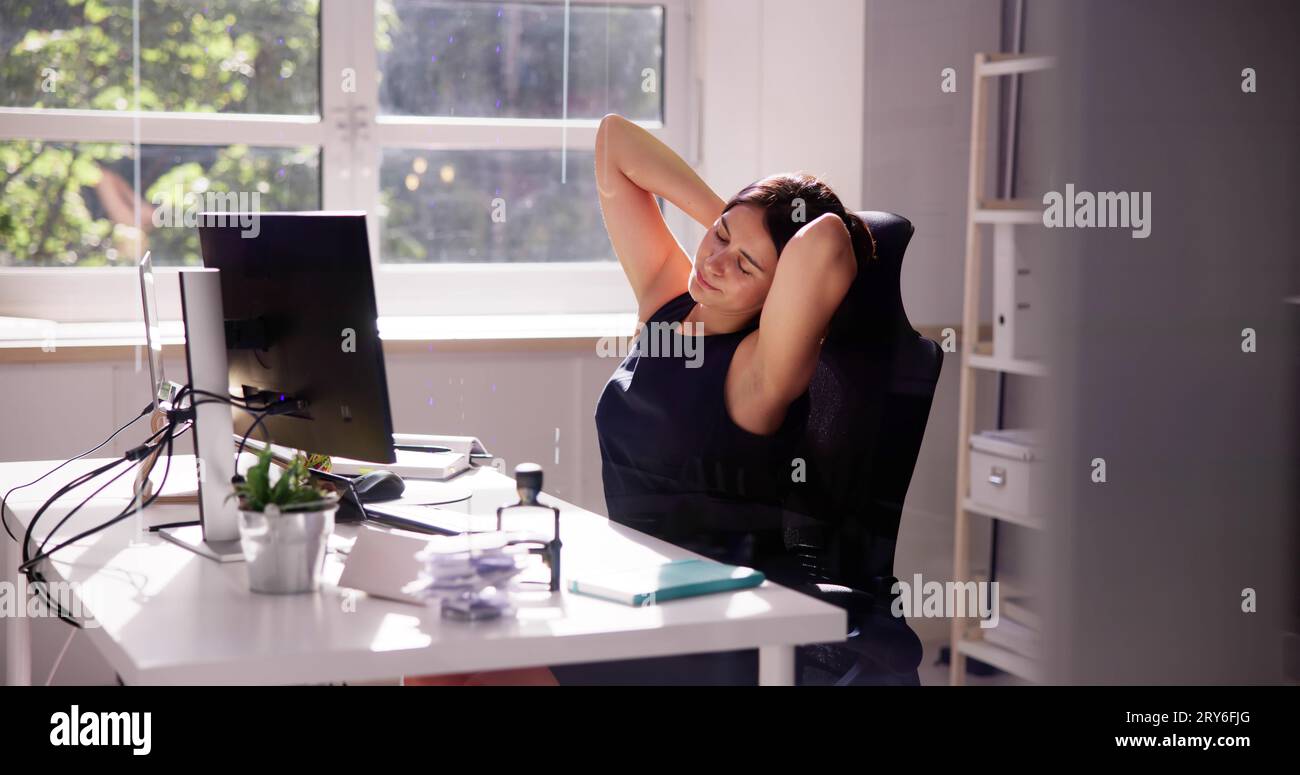 Consulente Donna relax in sedia da ufficio alla scrivania Foto Stock