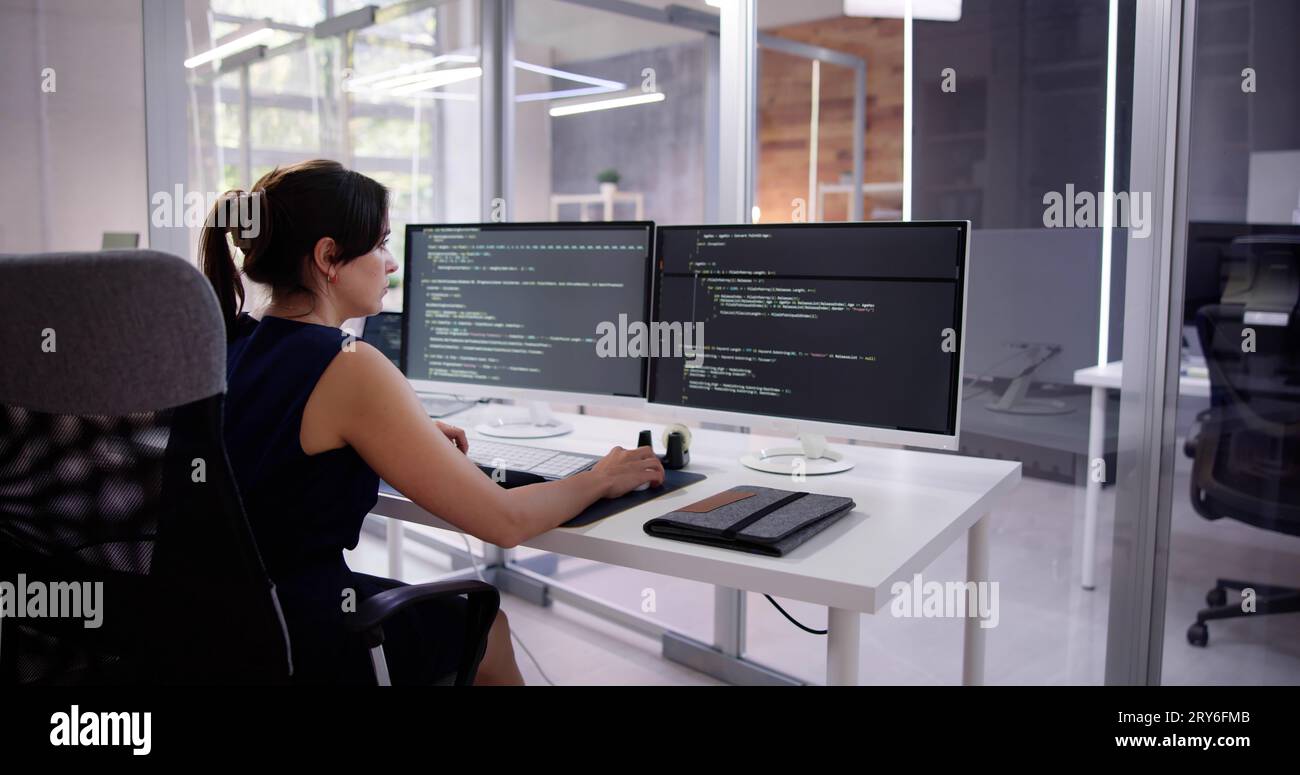Programmatore di software o uomo di codice usando il calcolatore di ufficio Foto Stock