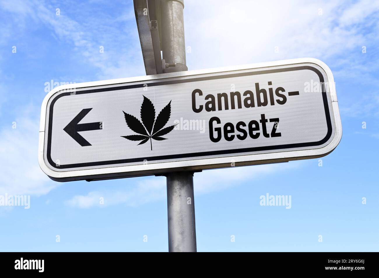 FOTOMONTAGE, Wegweiser mit Aufschrift Cannabis-Gesetz *** PHOTOMONTAGE, cartello con iscrizione legge sulla cannabis Foto Stock