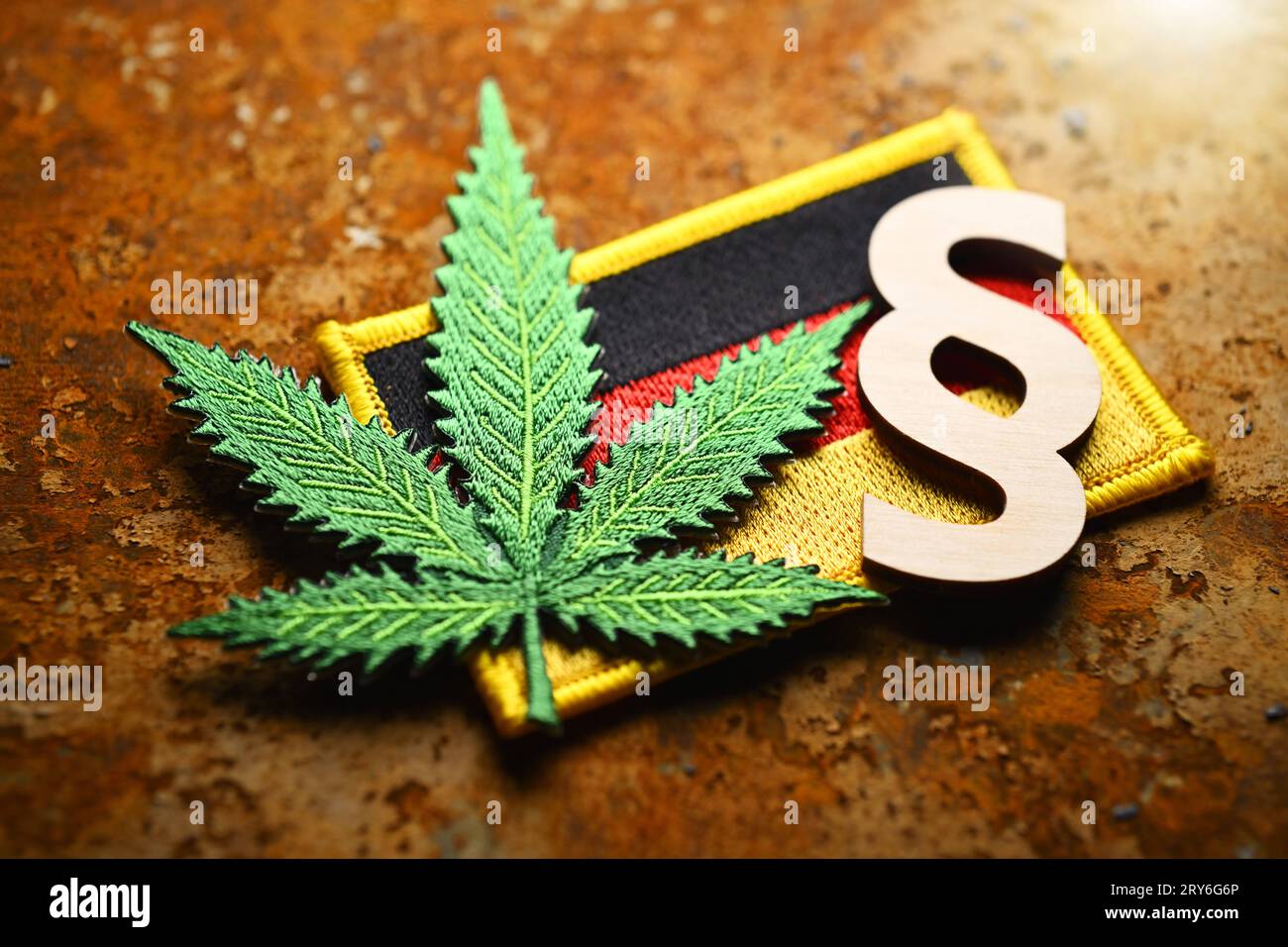 Cannabisblatt-Symbol und Paragrafenzeichen auf Deutschlandfahne, Cannabisgesetz *** simbolo della foglia di Cannabis e segno di paragrafo sulla bandiera tedesca, legge sulla cannabis Foto Stock