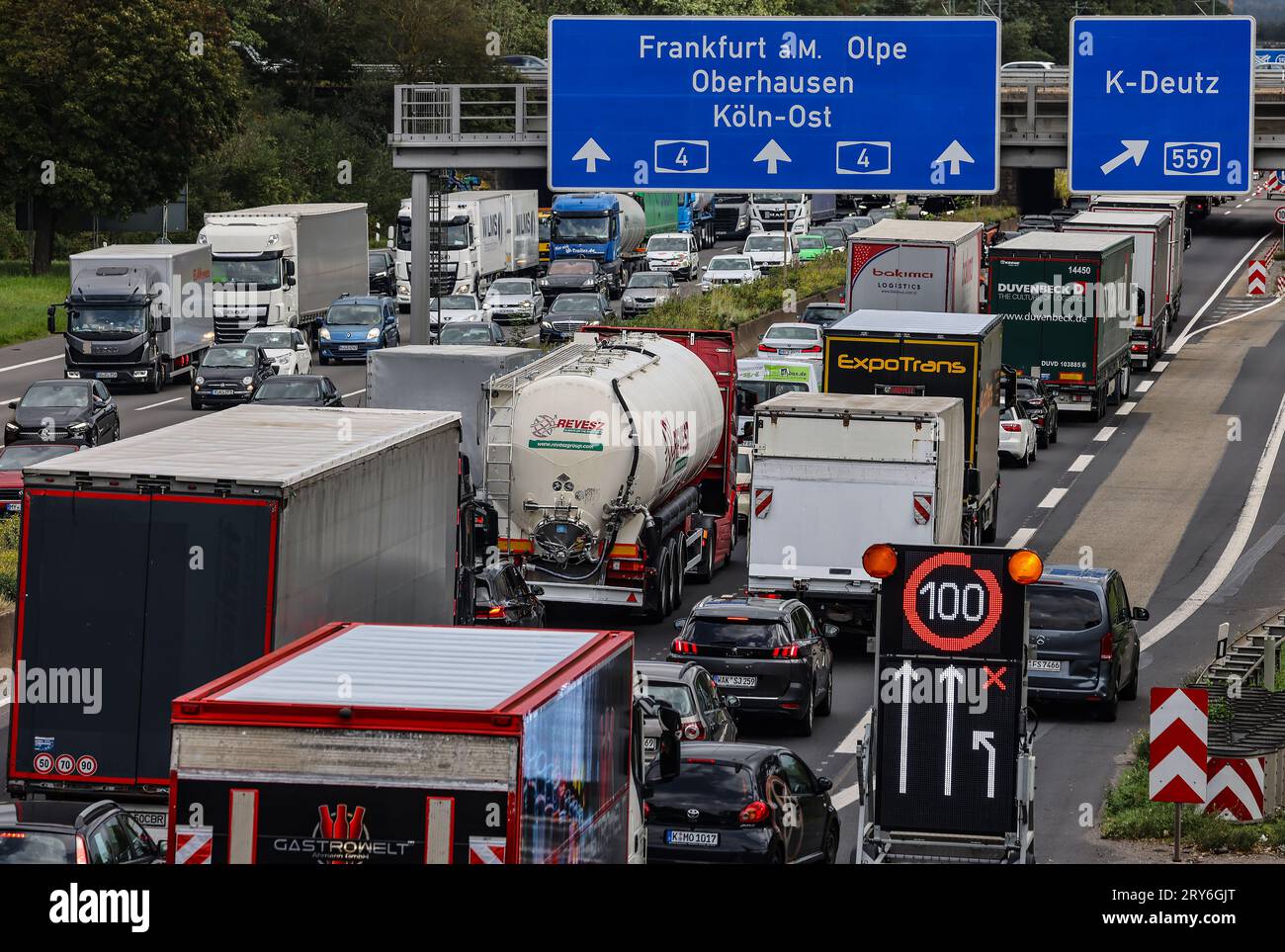 Colonia, Germania. 29 settembre 2023. Auto e camion sono bloccati nel traffico sulla circonvallazione di Colonia. All'inizio delle vacanze autunnali, l'Associazione tedesca dell'automobile (ADAC) prevede un aumento significativo della congestione delle autostrade. (A dpa: "Inizio delle vacanze: Ingorghi e folle attesi negli aeroporti") credito: Oliver Berg/dpa/Alamy Live News Foto Stock