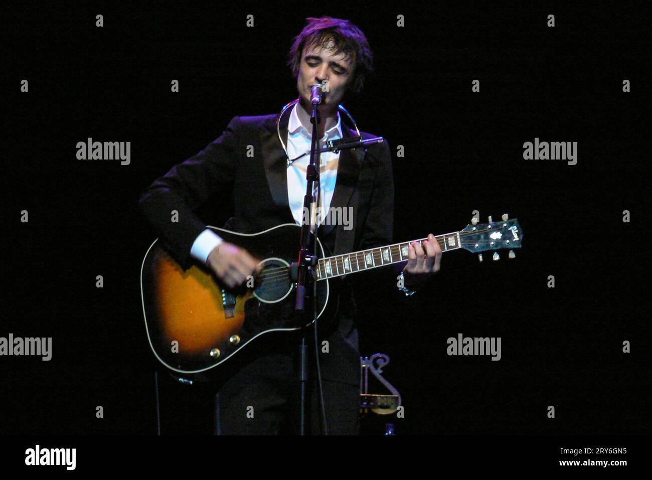 Peter Doherty si esibisce alla Royal Albert Hall di Londra il 12 luglio 2008 Foto Stock