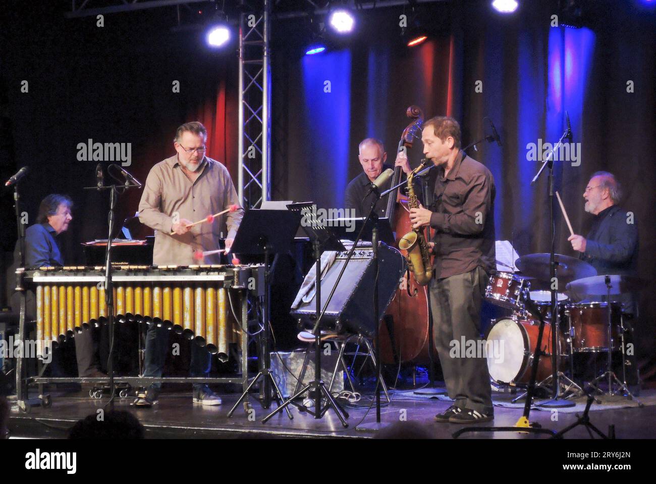 DAS deutsche Jazzquartett West mit Thomas Hufschmidt P., Mathias Haus vib., Walfried Böcker B., dem Gast Andre Meisner AS. Und Peter Weiss dr. im Alten Bahnhof Essen-Kettwig. German Jazzquartett West con Thomas Hufschmidt P., Mathias Haus vib., Walfried Böcker B., ospite Andre Meisner AS. E Peter Weiss dr. A Essen-Kettwig. Essen NRW DEUDEGERMANYDEUTSCHLANDALLEMAGNE Foto Stock