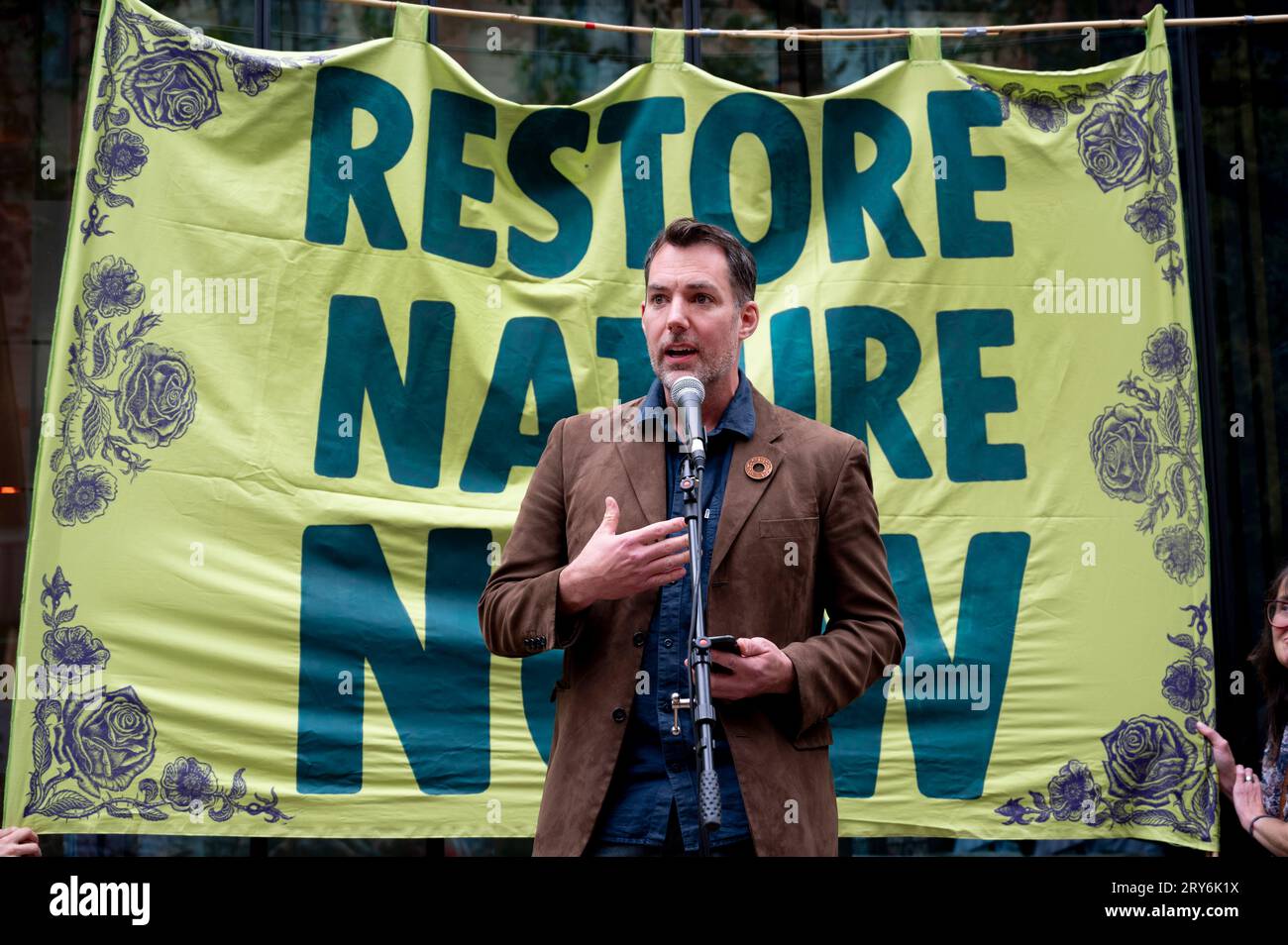 Ripristina la natura ora. Protesta fuori dalla DEFRA il 28 settembre 2023. Matt Lawsen Daw della Mammal Society. Foto Stock