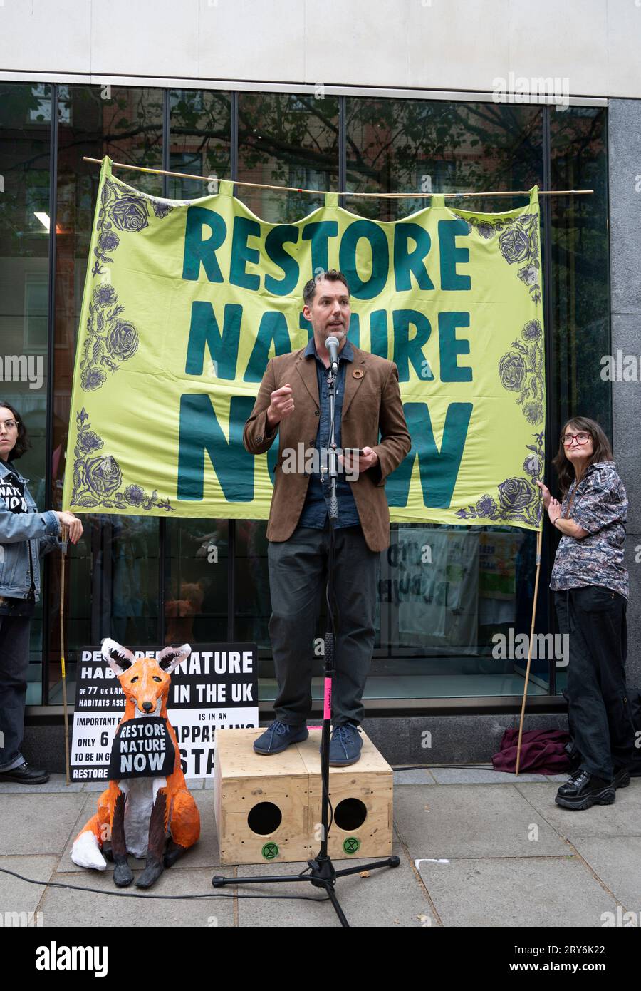 Ripristina la natura ora. Protesta fuori dalla DEFRA il 28 settembre 2023. Matt Lawsen Daw della Mammal Society. Foto Stock