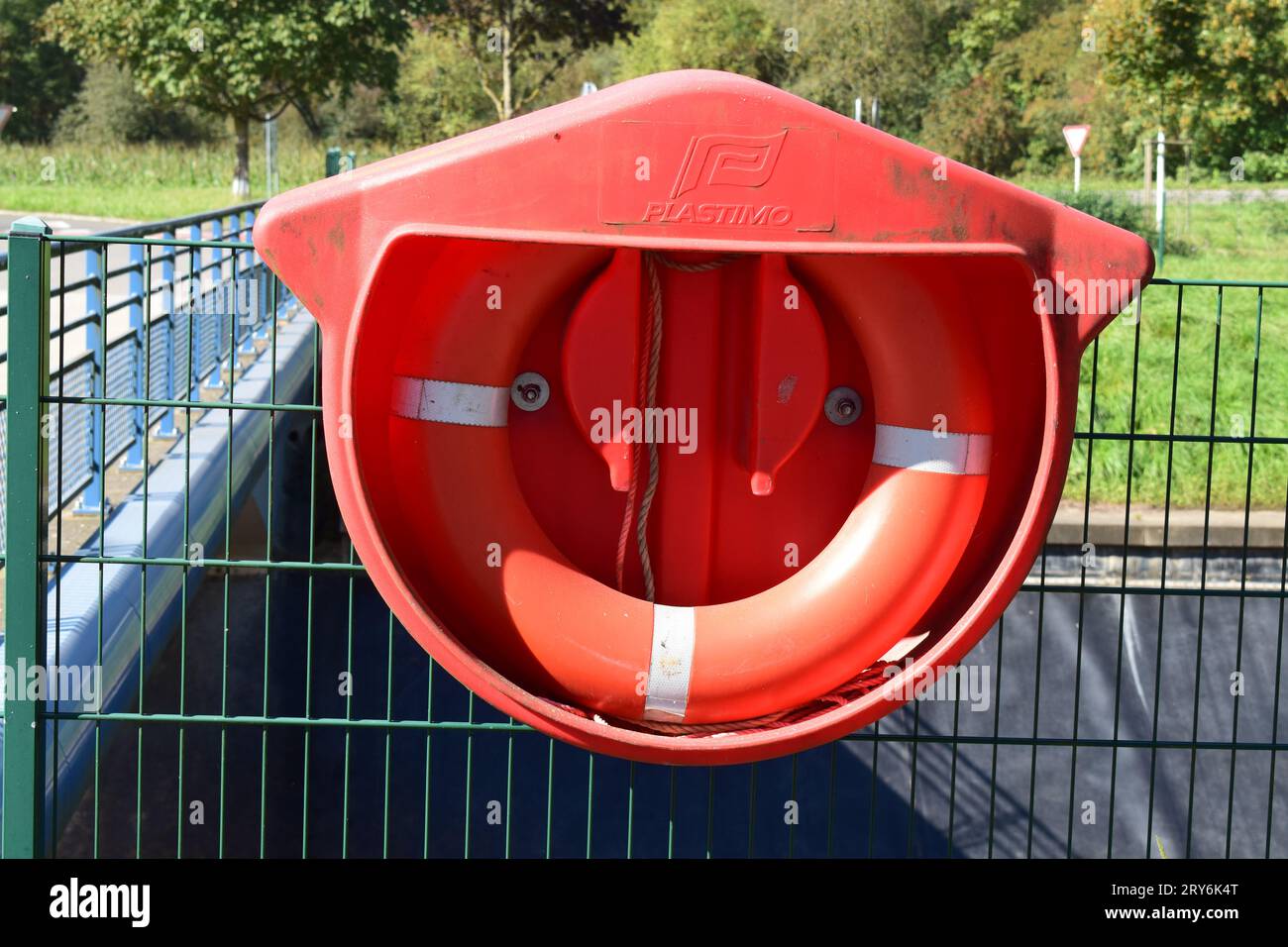 canale dell'acqua con attrezzatura di salvataggio rossa Foto Stock