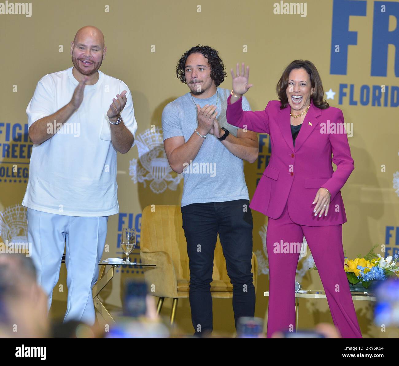 Miami, Florida, USA. 28 settembre 2023. Vicepresidente degli Stati Uniti Kamala Harris (R), risponde alle domande dei panelisti rapper Fat Joe (L) e dell'attore Anthony Ramos (C), e studenti della FIU mentre visitava la Florida International University come parte del suo "Fight for Our Freedoms" College Tour presso la Florida International University Ocean Bank Convocation Center il 28 settembre 2023 a Miami, Florida. Crediti: Mpi10/Media Punch/Alamy Live News Foto Stock