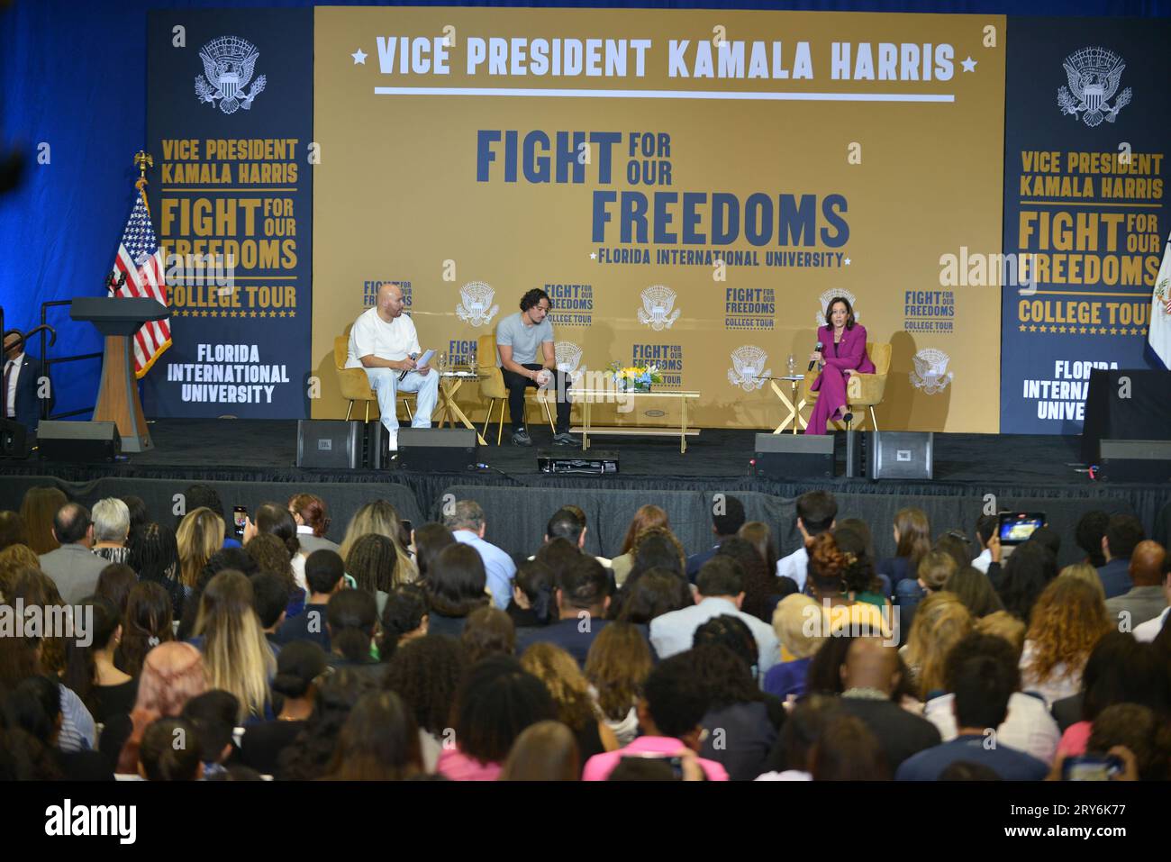 Miami, Florida, USA. 28 settembre 2023. Vicepresidente degli Stati Uniti Kamala Harris (R), risponde alle domande dei panelisti rapper Fat Joe (L) e dell'attore Anthony Ramos (C), e studenti della FIU mentre visitava la Florida International University come parte del suo "Fight for Our Freedoms" College Tour presso la Florida International University Ocean Bank Convocation Center il 28 settembre 2023 a Miami, Florida. Crediti: Mpi10/Media Punch/Alamy Live News Foto Stock