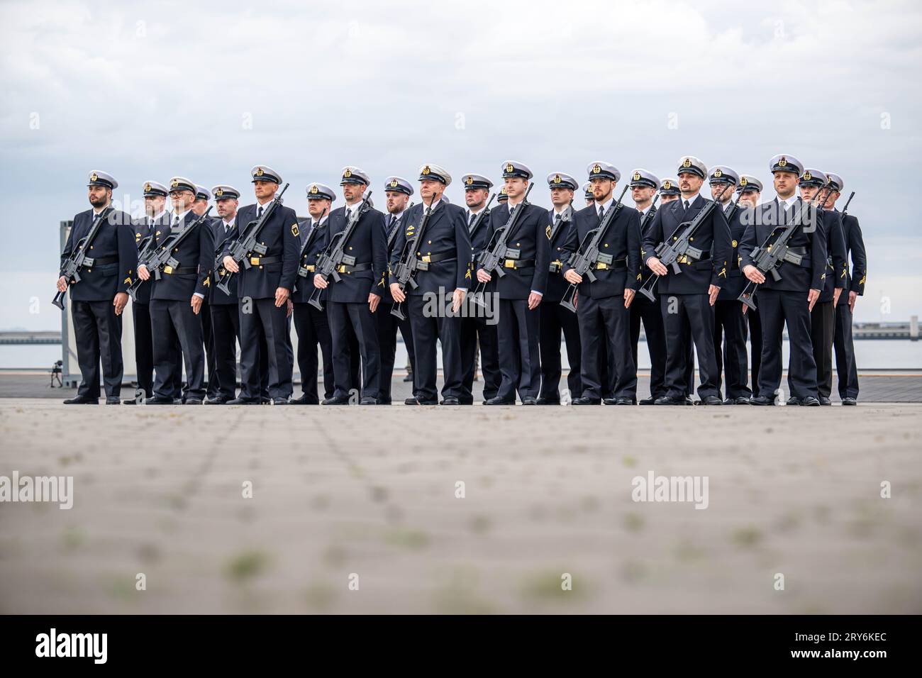 Wilhelmshaven, Germania. 29 settembre 2023. I Marines si fermano al molo durante l'appello alla consegna. Il comando di supporto navale Wilhelmshaven ottiene un nuovo capo: L'ammiraglio della flottiglia Holm consegna il comando al capitano zur SEE Potthoff. Il Naval Support Command (Mukdo) è responsabile della funzionalità di navi, barche e aerei della flotta. Crediti: Sina Schuldt/dpa/Alamy Live News Foto Stock