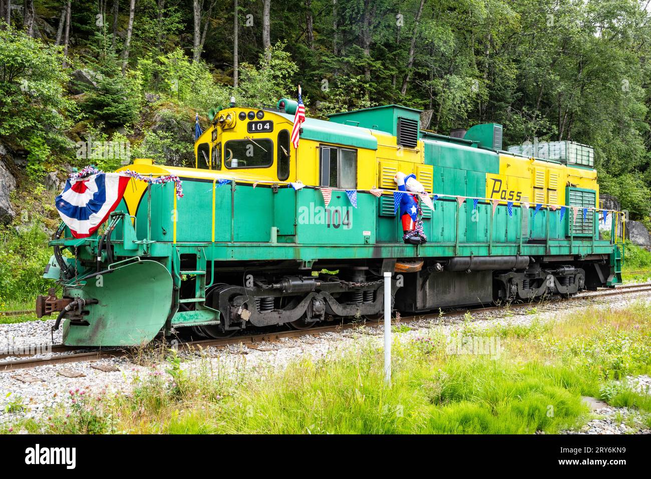 White Pass & Yukon Route locomotiva vintage 104 (1969), decorata per il giorno dell'indipendenza degli Stati Uniti, si avvicina a Skagway, Alaska, 4 luglio 2023. Foto Stock