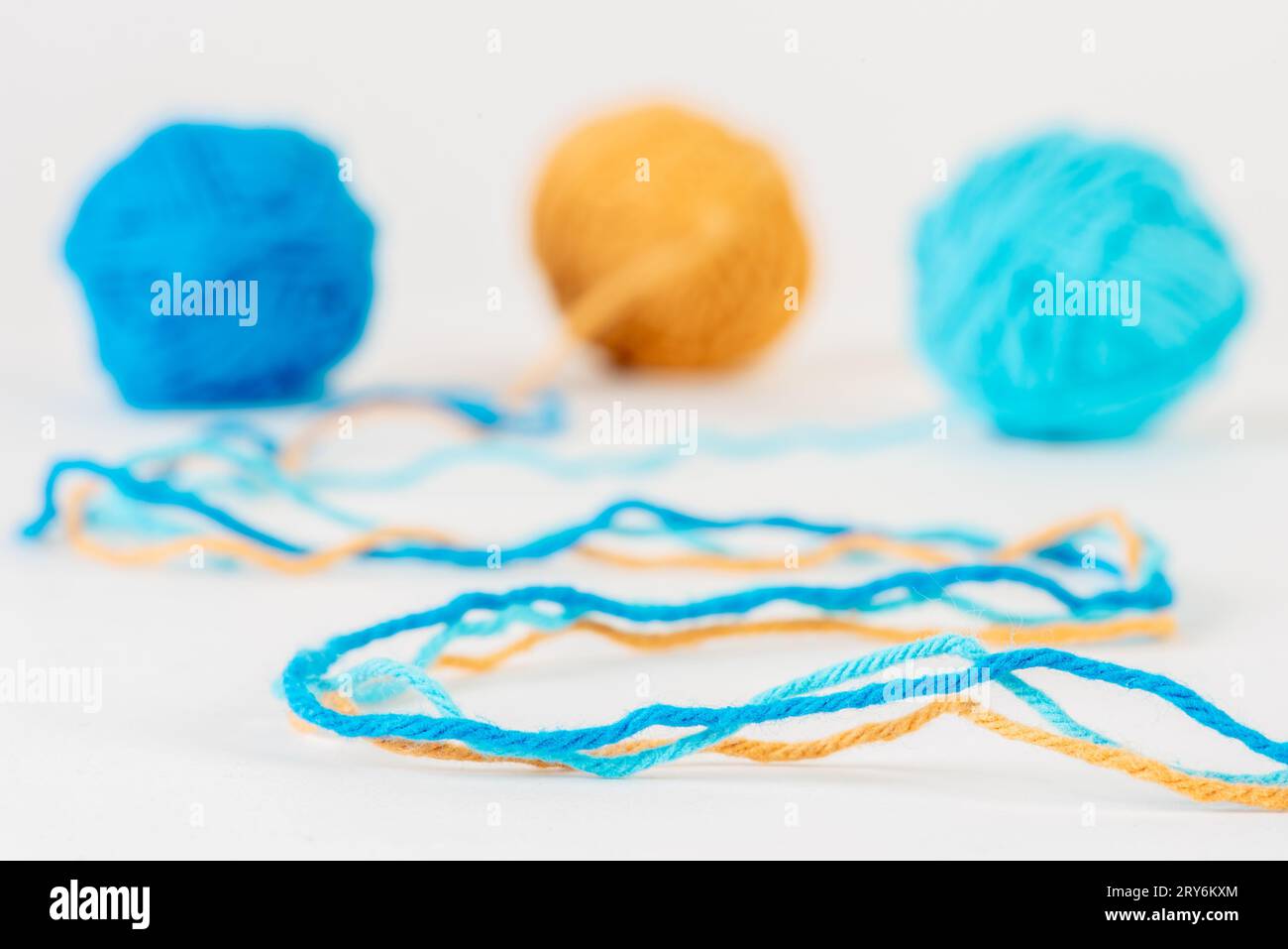 Primi piani di palline colorate in filato di lana Foto Stock