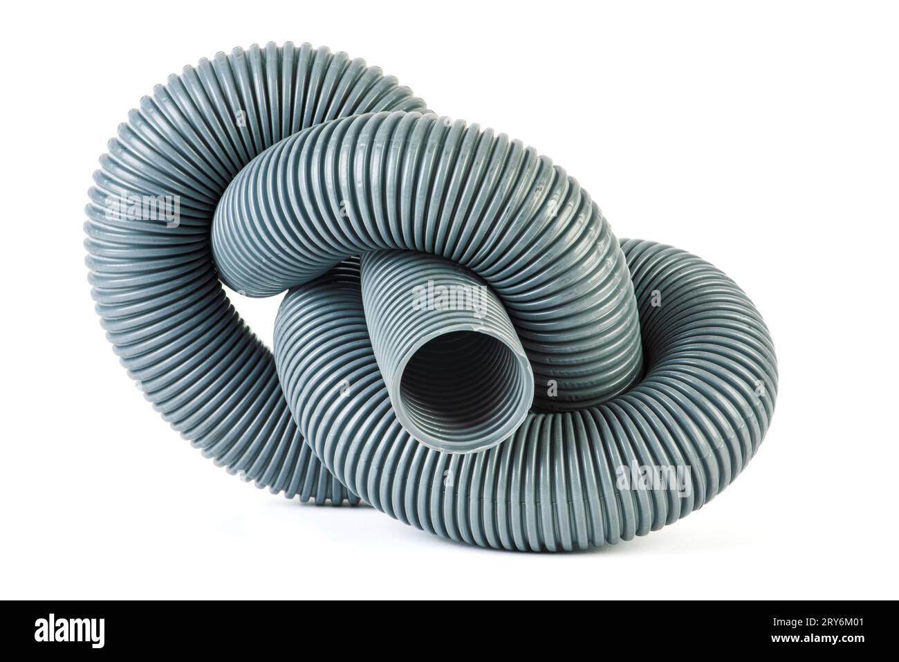 Tubo corrugato in plastica utilizzato per proteggere l'installazione elettrica, isolato su sfondo bianco Foto Stock