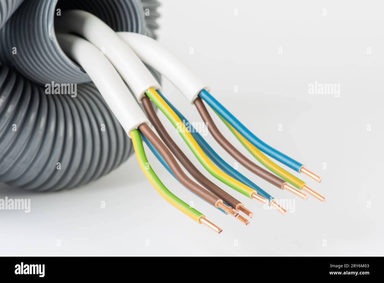 Primo piano del cavo elettrico con tubo protettivo del condotto ondulato Foto Stock