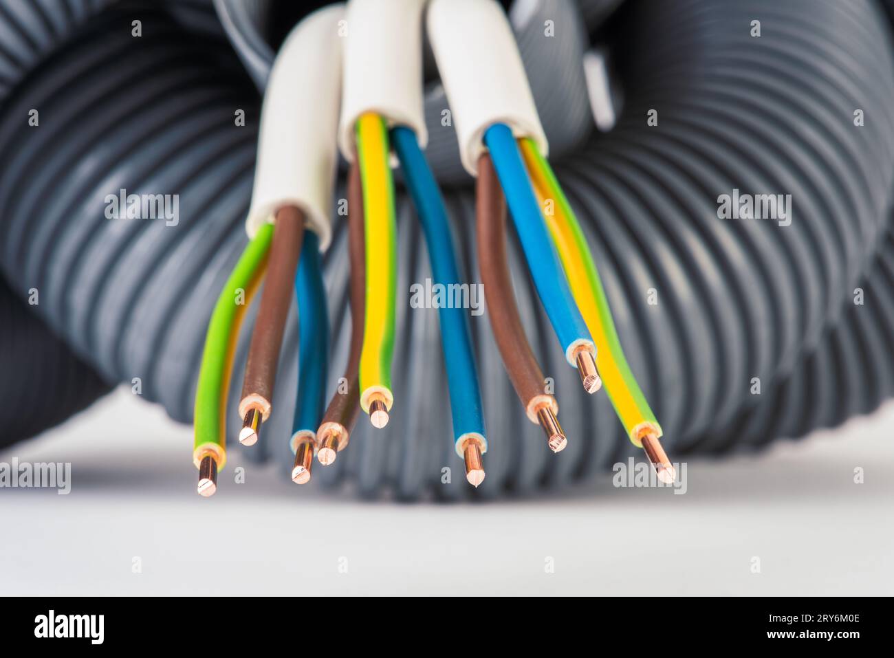 Primo piano del cavo elettrico con tubo protettivo del condotto ondulato Foto Stock