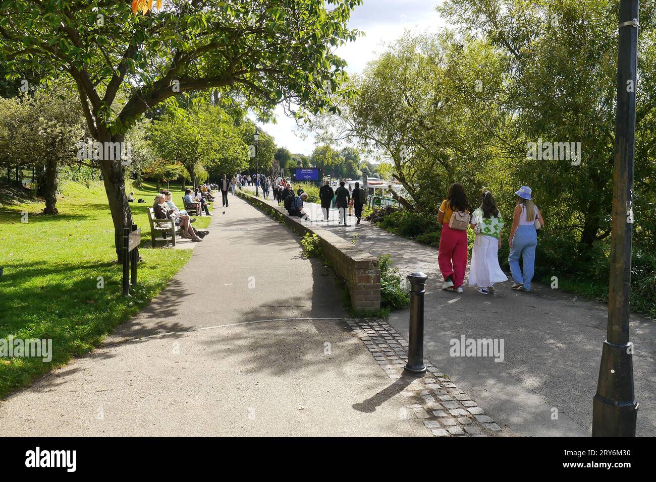 Richmond upon Thames Riverside Embankment in una giornata di sole d'estate Foto Stock