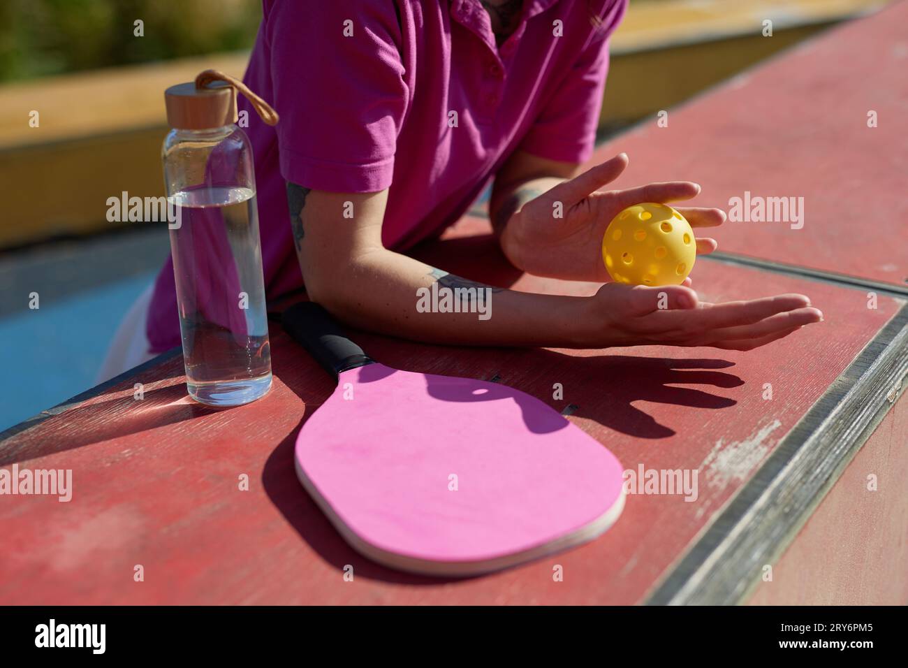 Atleta Pickler che gioca con una palla di sottaceti Foto Stock