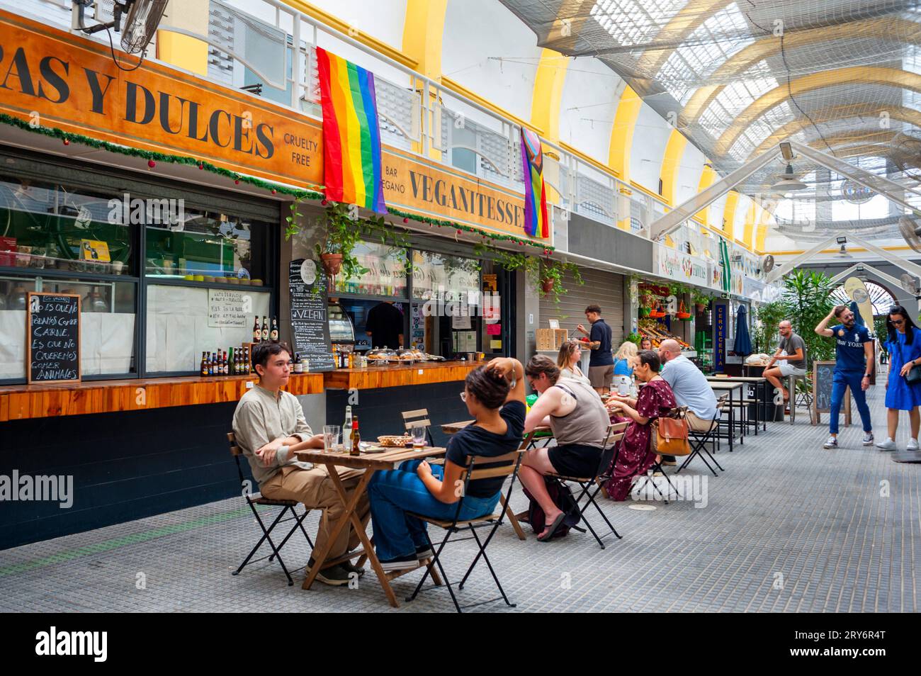 Siviglia, Spagna, folla che mangia bevendo al loca Tapas, ristorante vegetariano, nel mercato pubblico "El Arenal Market", terrazza; nel centro storico, Foto Stock