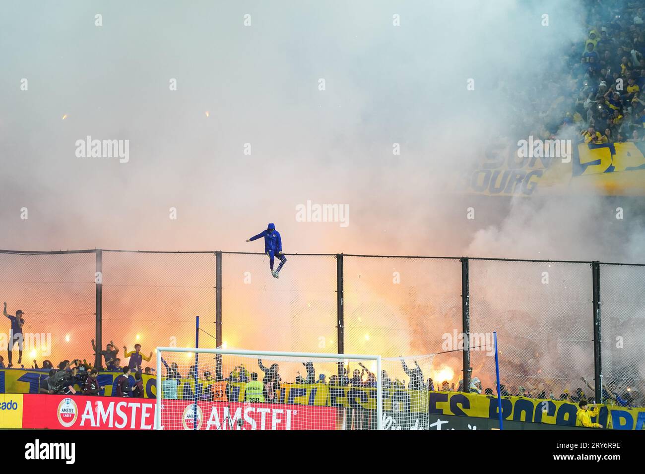 Buenos Aires, Argentina. 28 settembre 2023. Atmosfera negli stand dello stadio la Bombonera prima del calcio d'inizio durante la partita della Copa Libertadores, semifinali, tappa 1, tra il Boca Juniors e il Palmeiras giocata al la Bombonera Stadium il 28 settembre 2023 a Buenos Aires, Spagna. (Foto di Santiago Joel Abdala/PRESSINPHOTO) crediti: PRESSINPHOTO SPORTS AGENCY/Alamy Live News Foto Stock