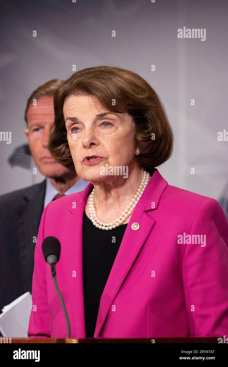 La senatrice Dianne Feinstein, Democratica della California, parla durante una conferenza stampa tenuta dai Democratici del Senato chiedendo la fine delle separazioni dei figli genitori sul confine meridionale degli Stati Uniti dal governo federale a Capitol Hill a Washington, DC il 12 giugno 2018. Crediti: Alex Edelman/CNP /MediaPunch Foto Stock