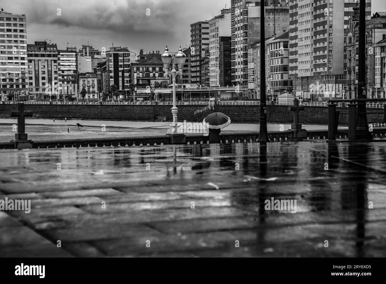 Moody, giornata piovosa a Gijon, in Spagna Foto Stock