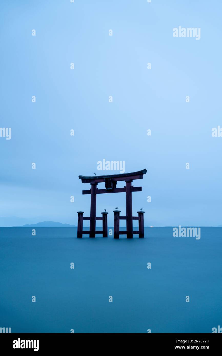 Porta del santuario giapponese sul lago Biwa. Esposizione lunga Foto Stock