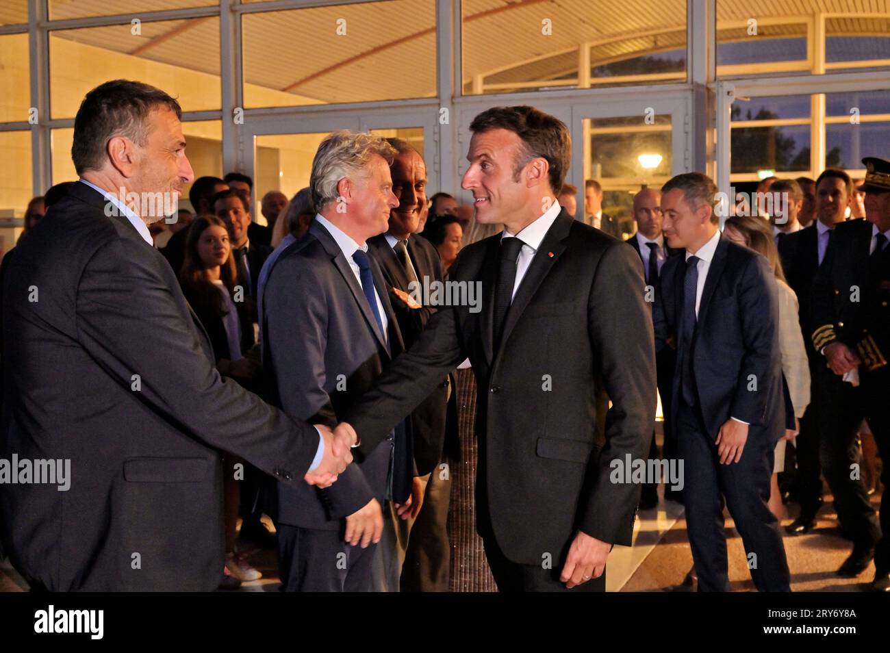 Il presidente francese Emmanuel Macron con Fabien Roussel, il segretario nazionale del partito comunista, Jean Charles Orsucci, il sindaco di Bonifacio e Jean-Philippe Agresti rettore della regione accademica della Corsica, Pierre Ferracci e Gerald Darmanin, ministro dell'interno francese durante la cerimonia di tributo e la presentazione di una targa inaugurale al combattente della resistenza comunista Albert Ferracci, presso il collegio di Bonifacio, Corsica, Francia il 28 settembre 2023, nell'ambito di una visita di tre giorni in Corsica. Foto di Stef Bravin/Pool/ABACAPRESS.COM Foto Stock