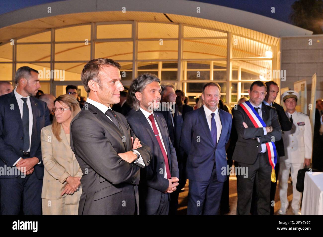 Bonifacio, Francia. 28 settembre 2023. Il presidente francese Emmanuel Macron, Fabien Roussel, il segretario nazionale del partito comunista e Jean Charles Orsucci, il sindaco di Bonifacio, Marc Ferracci e Jean-Philippe Agresti rettore della regione accademica della Corsica durante la cerimonia di tributo e la presentazione di una targa inaugurale al combattente della resistenza comunista Albert Ferracci, al college di Bonifacio, Corsica, Francia, il 28 settembre 2023, come parte di una visita di tre giorni in Corsica. Foto di Stef Bravin/Pool/ABACAPRESS.COM credito: Abaca Press/Alamy Live News Foto Stock