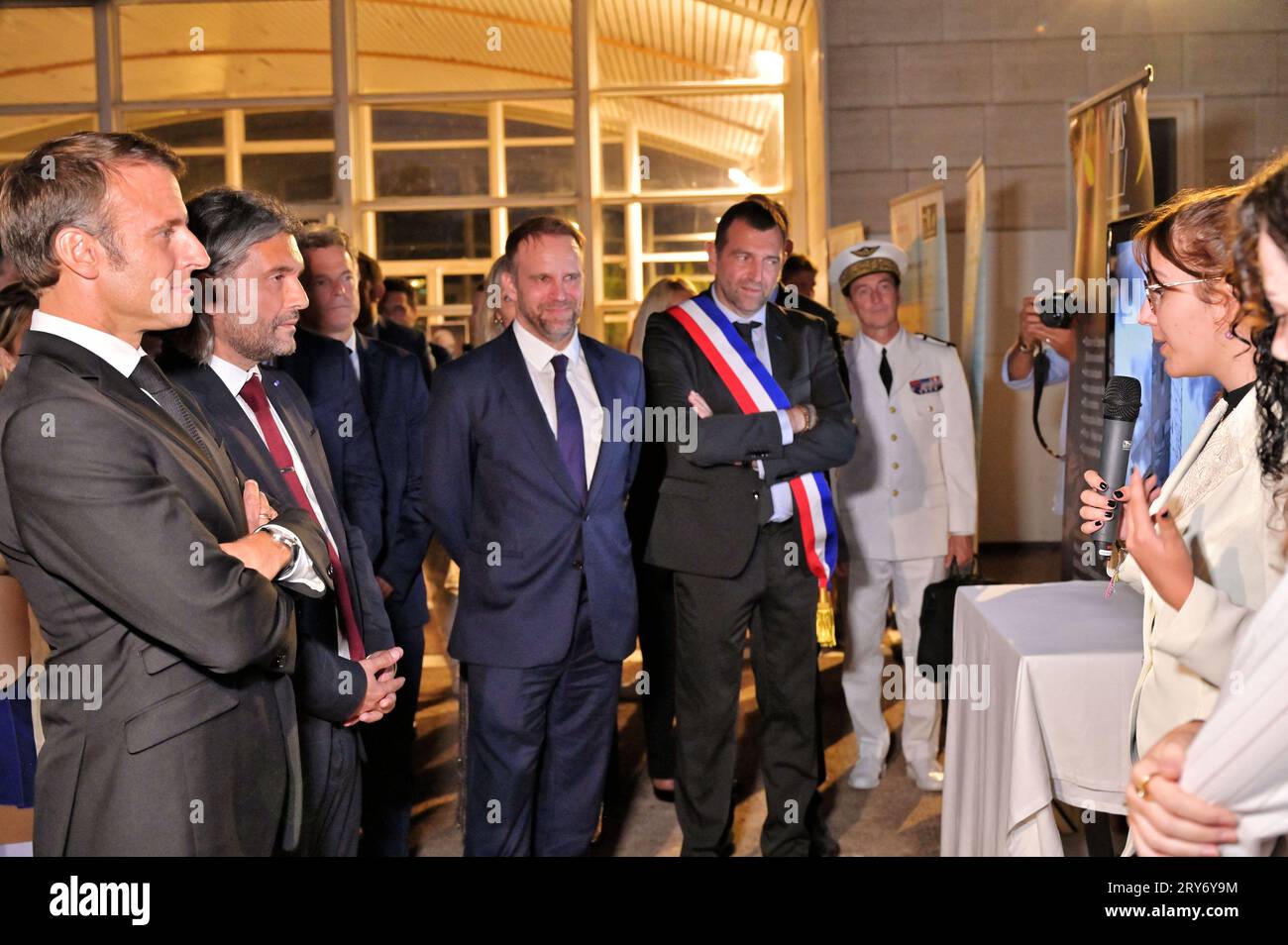 Bonifacio, Francia. 28 settembre 2023. Il presidente francese Emmanuel Macron, Fabien Roussel, il segretario nazionale del partito comunista e Jean Charles Orsucci, il sindaco di Bonifacio, Marc Ferracci e Jean-Philippe Agresti rettore della regione accademica della Corsica durante la cerimonia di tributo e la presentazione di una targa inaugurale al combattente della resistenza comunista Albert Ferracci, al college di Bonifacio, Corsica, Francia, il 28 settembre 2023, come parte di una visita di tre giorni in Corsica. Foto di Stef Bravin/Pool/ABACAPRESS.COM credito: Abaca Press/Alamy Live News Foto Stock