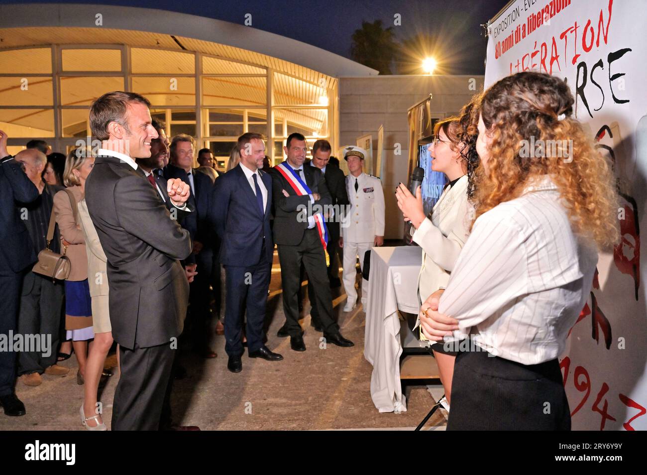 Bonifacio, Francia. 28 settembre 2023. Il presidente francese Emmanuel Macron, Fabien Roussel, il segretario nazionale del partito comunista e Jean Charles Orsucci, il sindaco di Bonifacio e Jean-Philippe Agresti rettore della regione accademica della Corsica durante la cerimonia di tributo e la presentazione di una targa inaugurale al combattente della resistenza comunista Albert Ferracci, presso il collegio di Bonifacio, Corsica, Francia il 28 settembre 2023, come parte di una visita di tre giorni in Corsica. Foto di Stef Bravin/Pool/ABACAPRESS.COM credito: Abaca Press/Alamy Live News Foto Stock