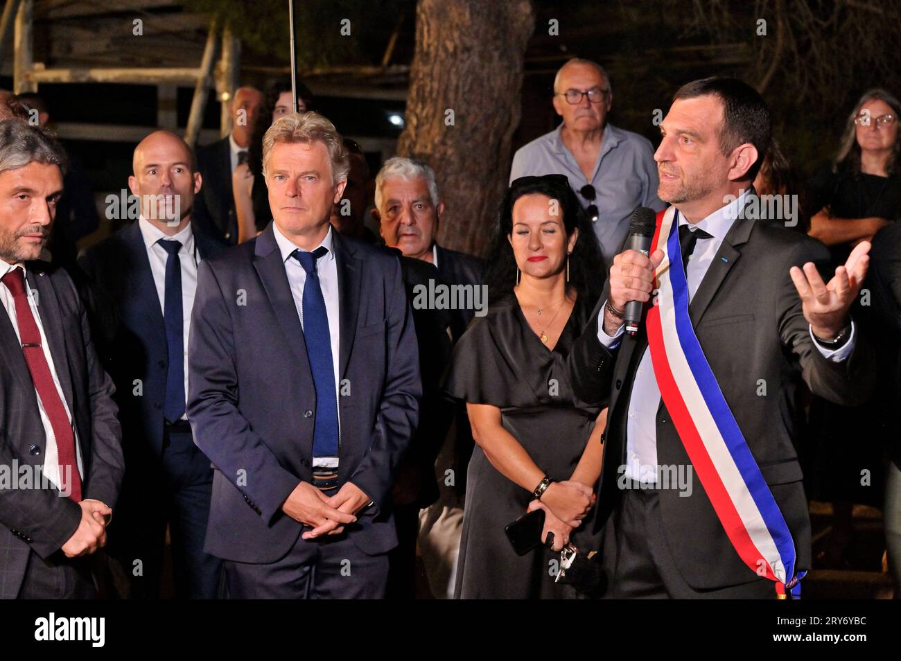 Bonifacio, Francia. 28 settembre 2023. Fabien Roussel, segretario nazionale del partito comunista e Jean Charles Orsucci, sindaco di Bonifacio e Jean-Philippe Agresti rettore della regione accademica della Corsica durante la cerimonia di tributo e la presentazione di una targa inaugurale al combattente della resistenza comunista Albert Ferracci, presso il collegio di Bonifacio, Corsica, Francia, il 28 settembre, 2023, come parte di una visita di tre giorni in Corsica. Foto di Stef Bravin/Pool/ABACAPRESS.COM credito: Abaca Press/Alamy Live News Foto Stock