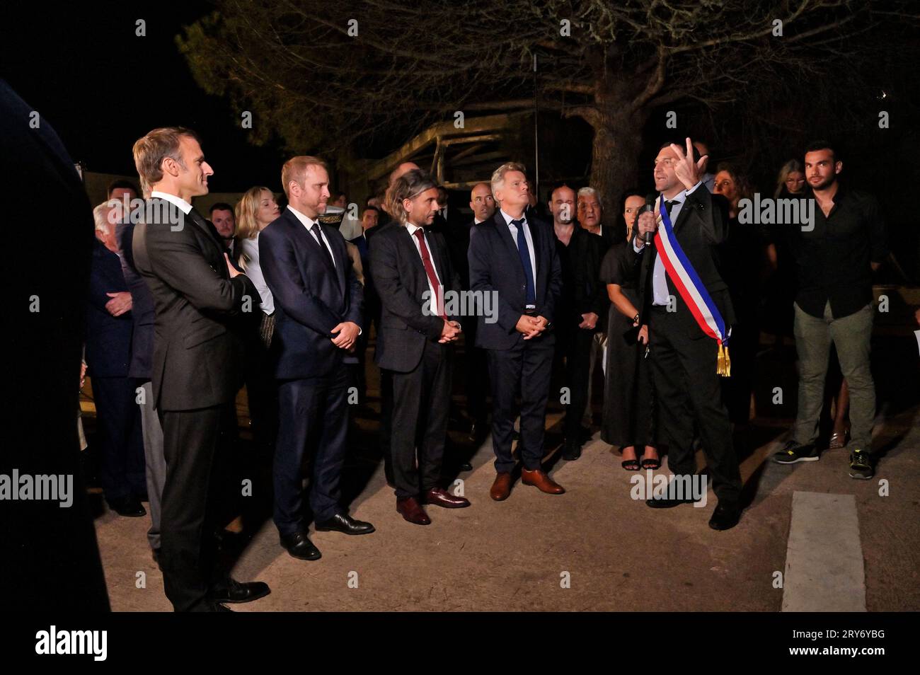 Bonifacio, Francia. 28 settembre 2023. Il presidente francese Emmanuel Macron, Fabien Roussel, il segretario nazionale del partito comunista e Jean Charles Orsucci, il sindaco di Bonifacio e Jean-Philippe Agresti rettore della regione accademica della Corsica durante la cerimonia di tributo e la presentazione di una targa inaugurale al combattente della resistenza comunista Albert Ferracci, presso il collegio di Bonifacio, Corsica, Francia il 28 settembre 2023, come parte di una visita di tre giorni in Corsica. Foto di Stef Bravin/Pool/ABACAPRESS.COM credito: Abaca Press/Alamy Live News Foto Stock