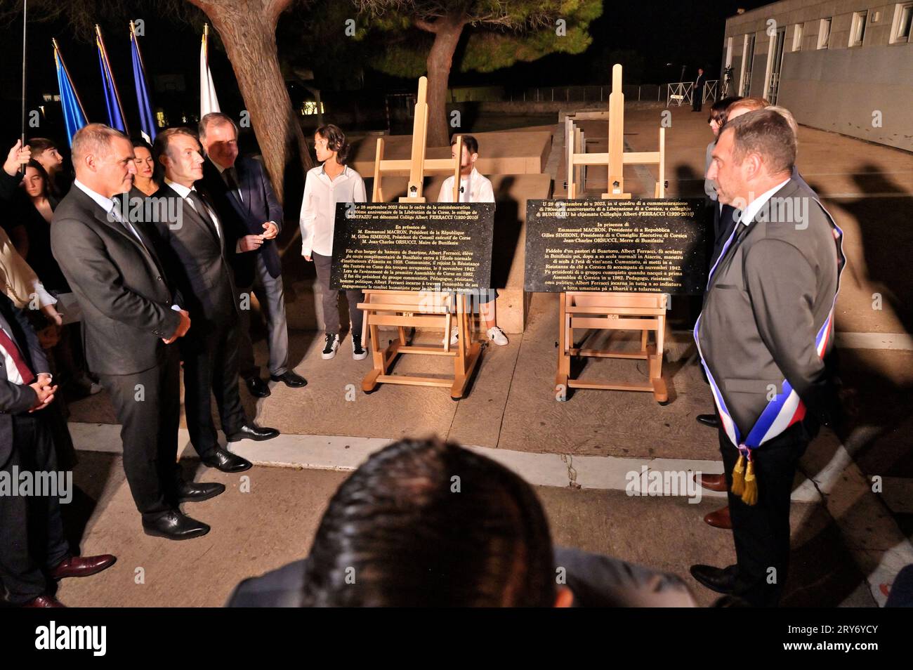 Bonifacio, Francia. 28 settembre 2023. Il presidente francese Emmanuel Macron, Fabien Roussel, segretario nazionale del partito comunista e Jean Charles Orsucci, sindaco di Bonifacio, Pierre Ferracci, Gilles Simeoni durante la cerimonia di tributo e la presentazione di una targa inaugurale al combattente della resistenza comunista Albert Ferracci, presso il collegio di Bonifacio, Corsica, Francia il 28 settembre 2023, come parte di una visita di tre giorni in Corsica. Foto di Stef Bravin/Pool/ABACAPRESS.COM credito: Abaca Press/Alamy Live News Foto Stock