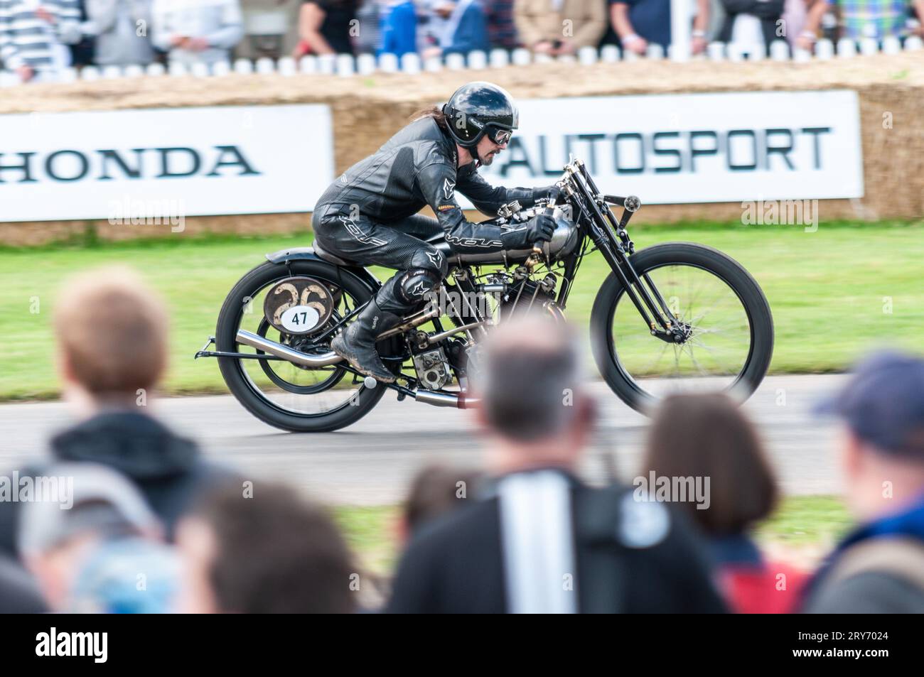 1924 Brough Superior KTOR con il pilota Ian Bain che corre lungo la salita in salita al Goodwood Festival of Speed Motorsport, Regno Unito. Motocicletta storica Foto Stock