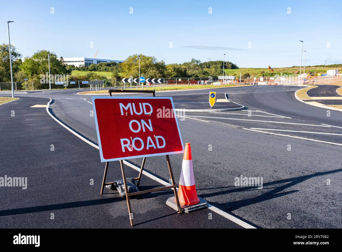Cartello segnaletico per il traffico su strada con fango (Regno Unito) Foto Stock