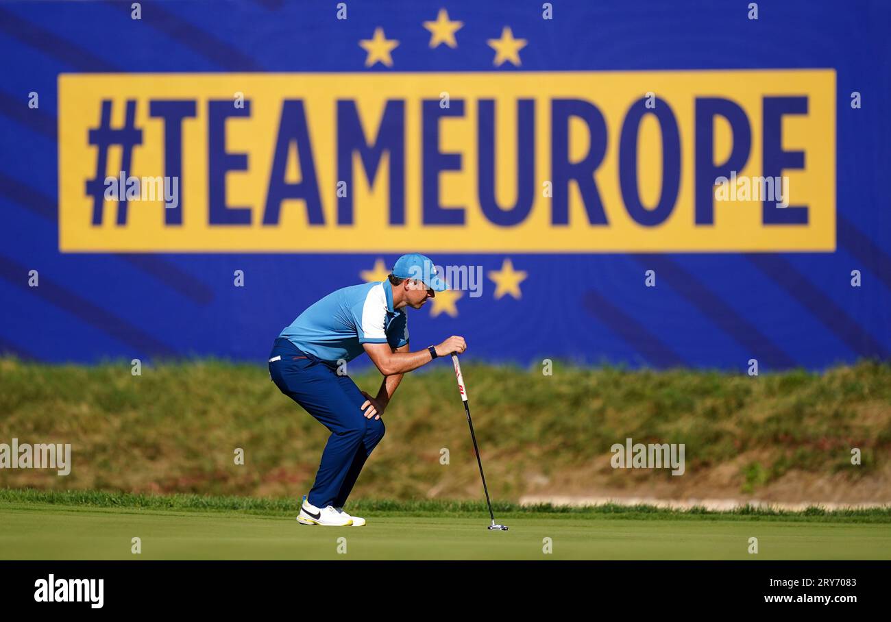 Rory McIlroy del Team Europe durante i fourballs del primo giorno della 44° Ryder Cup presso il Marco Simone Golf and Country Club di Roma. Data immagine: Venerdì 29 settembre 2023. Foto Stock